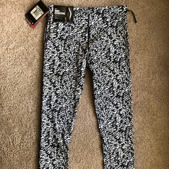 NWT Nike Pronto Essential Cropped Tight Size Small - Picture 1 of 8